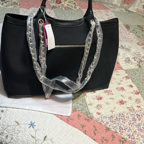 GUNAS Black Leather Tote with Structured design súper chic u will loved ! - Picture 9 of 13